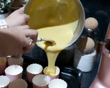 Foto langkah ke 2 dari resep Flower hatbox cake with buttercream.
