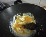 Foto langkah ke 2 dari resep Orek Telur Sosis Lada Hitam.