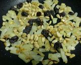Foto del paso 5 de la receta Bacalao con nata, piñones y pasas