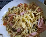 Foto del paso 6 de la receta: Fideos, hongos de pino, tomate y algo más