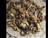 Une image de l'étape 1 de Italian flatbread farci en roulé au veau oignons caramélisés champignons fromage et épices.