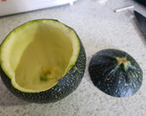 Foto del paso 1 de la receta: Calabacín luna relleno de pisto y pavo