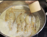 Foto del paso 2 de la receta: Tintorera en salsa con langostinos
