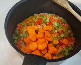 Foto del paso 3 de la receta: Jamoncitos de pollo guisados con verduras