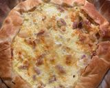 Foto del passaggio 5 della ricetta Pizza rustica porri e pancetta con formaggio fuso