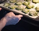 Une image de l'étape 2 de Smashed de brocolis, saumon fumé, chantilly de chèvre et graines de Grenade.