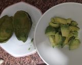 Foto del paso 2 de la receta: Aguacates rellenos de gambas y cherrys