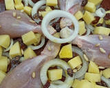 Foto del paso 1 de la receta: Muslitos de pollo al Roquefort con dátiles y zumo de naranja 🍗