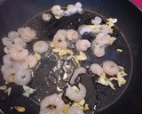 Foto del paso 2 de la receta: Revuelto de gulas con gambas y espinacas