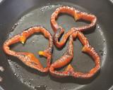 Foto del paso 2 de la receta: Montadito de pavo, pimiento, tortilla y cebolla caramelizada