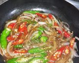 Foto langkah ke 3 dari resep Telur ceplok saus inggris dengan brokoli.