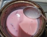 Foto langkah ke 2 dari resep Puding Strawberry Simple.