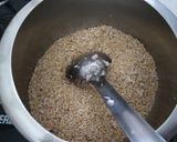 A picture of step 1 of Veg Dalia with oats.