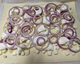 Foto del passaggio 4 della ricetta Sfoglia con Cipolla Rossa, Stracchino e Mozzarella