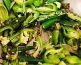 A picture of step 2 of Bhindi Capsicum Masala.