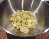 Foto del passaggio 1 della ricetta Torta salata rustica di porri e patate 🥔🥘🧀