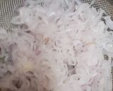 A picture of step 2 of Crispy Fried onions / birista.