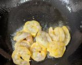 A picture of step 4 of Prawn curry.