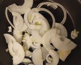 Foto del paso 1 de la receta: Guarnición de champiñones y cebolla en salsa de queso al curry