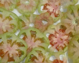 Foto del paso 1 de la receta: Carpacio de tomate con anchoas y picada de aceitunas negras