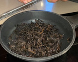 Foto del paso 2 de la receta: Picantones rellenos de trompetas de la muerte y trufa, con ajo negro