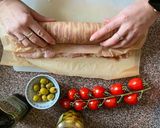 Fetával, olívával göngyölt hús recept fázis 3 fotója