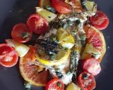 Foto del passaggio 4 della ricetta Trancio di salmone al forno, con agrumi, timo e pomodorini