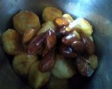 A picture of step 3 of Caramel banana & almonds milkshake.