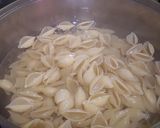 Foto del paso 1 de la receta: Pastas a la mantequilla con salsa de tomate y champiñones