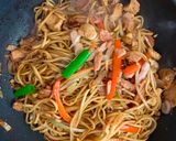 A picture of step 10 of Egg noodles stir-fried with chicken and bacon.