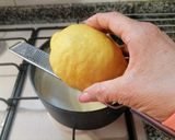 Foto del passaggio 3 della ricetta Crostata con frutta fresca e crema al profumo di limone