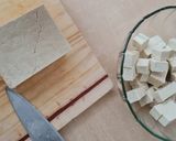 Foto del paso 1 de la receta: Tofu a la albahaca 🌱 Ensalada inspirada en Caprese pero vegan 🌱 Tofu, tomates cherry, albahaca y AO
