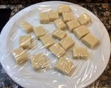 Foto del paso 2 de la receta Bombones de mazapán, rellenos de fruta escarchada
