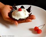 વેનીલા આઈસ્ક્રીમ in ચોકલેટ બોલ(Vanilla icecream chocolate ball Recipe in Gujarati) રેસીપી સ્ટેપ4ફોટો
