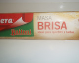 Foto del paso 1 de la receta: Coca de masa brisa con tomate, pimiento y atún
