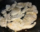 Foto del paso 3 de la receta: Pollo en salsa blanca con hongos y espinaca