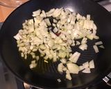 Une image de l'étape 4 de Filets de lieu noir aux oignons, poivrons et anis vert.