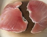 Foto del paso 2 de la receta: Lomo de bonito con habitas tiernas guisadas al vino tinto !!!!!