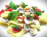 Foto del passaggio 8 della ricetta Mezzi Paccheri Ondulati con Vongole, Crema di Asparagi, Datterini Confit e Basilico Fritto