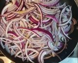 Foto del paso 1 de la receta: Omelette Cebolla Morada, Salame y Cebollín