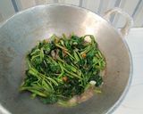 Foto langkah ke 5 dari resep Tumis kangkung saus tiram.