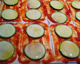 Foto del paso 5 de la receta: Mini pizzas de calabacín, jamón y queso Philadelphia