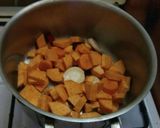 Édesburgonyás-céklás leves recept fázis 2 fotója
