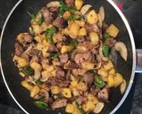 Foto langkah ke 4 dari resep Oseng ati empela kentang cabe ijo.