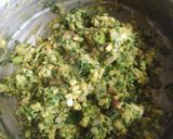 A picture of step 2 of Puffed rice and palak vade.