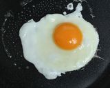Foto del paso 2 de la receta: Huevos de coodorniz en tostadas y pimientos asados