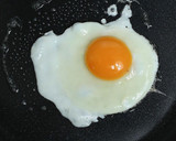 Foto del paso 2 de la receta: Huevos de coodorniz en tostadas y pimientos asados