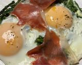 Foto del paso 3 de la receta: Huevos rotos con espárragos silvestres y jamón