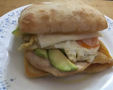 Foto del paso 3 de la receta: Bocata de pan de cristal, con aguacate, huevo, pollo, y queso de cabra