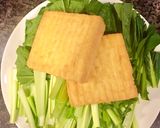 Hình bước làm 1 của món Đậu hủ xào cải ngọt sốt tương.